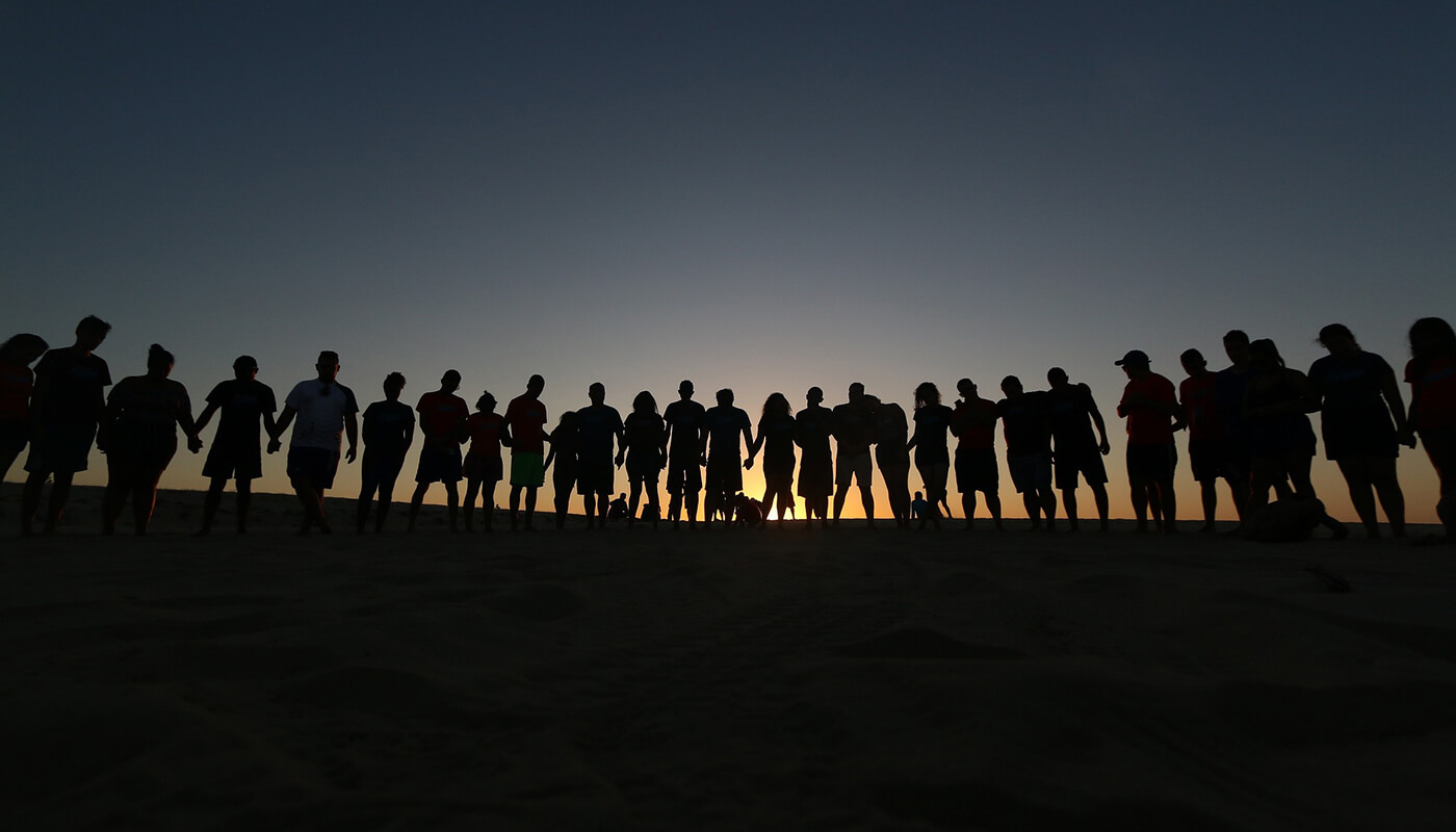 groep mensen in de zonsondergang