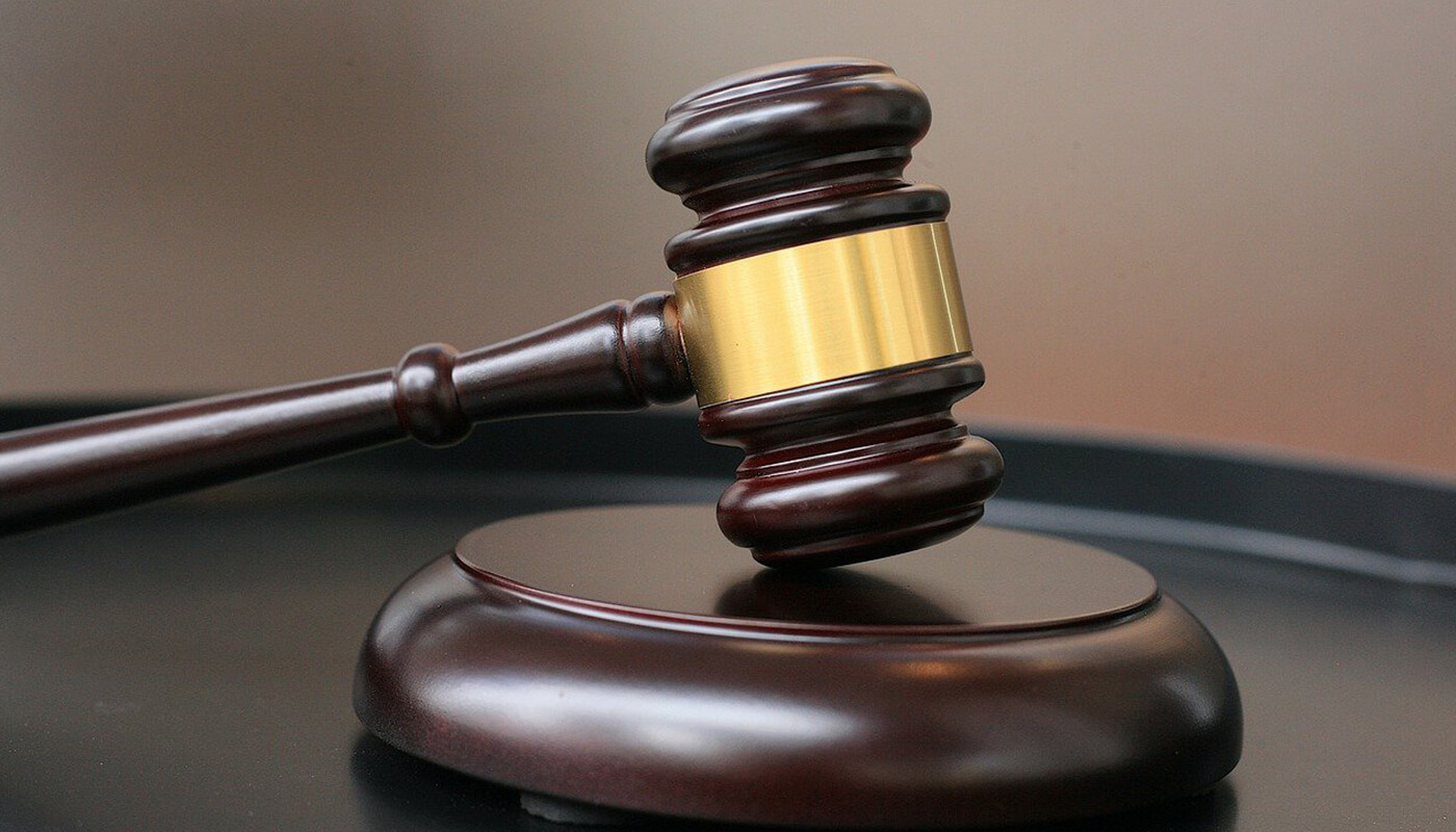 hamer rechter op tafel